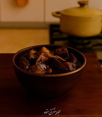 طرز تهیه ترشی بادمجان شکم‌پر خانگی با گردو و سیر