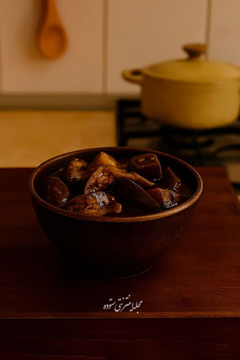 طرز تهیه ترشی بادمجان شکم‌پر خانگی با گردو و سیر