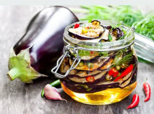 طرز تهیه ترشی بادمجان شکم‌پر خانگی با گردو و سیر