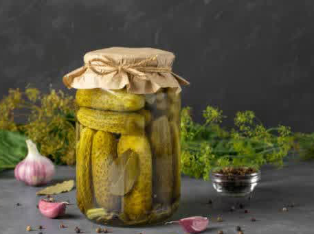 طرز تهیه خیارشور خانگی ترد و خوشمزه با سیر و سبزی معطر