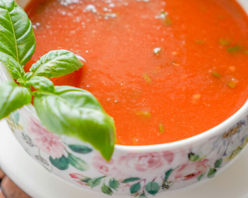 طرز تهیه سوپ گوجه‌فرنگی و ریحان رژیمی